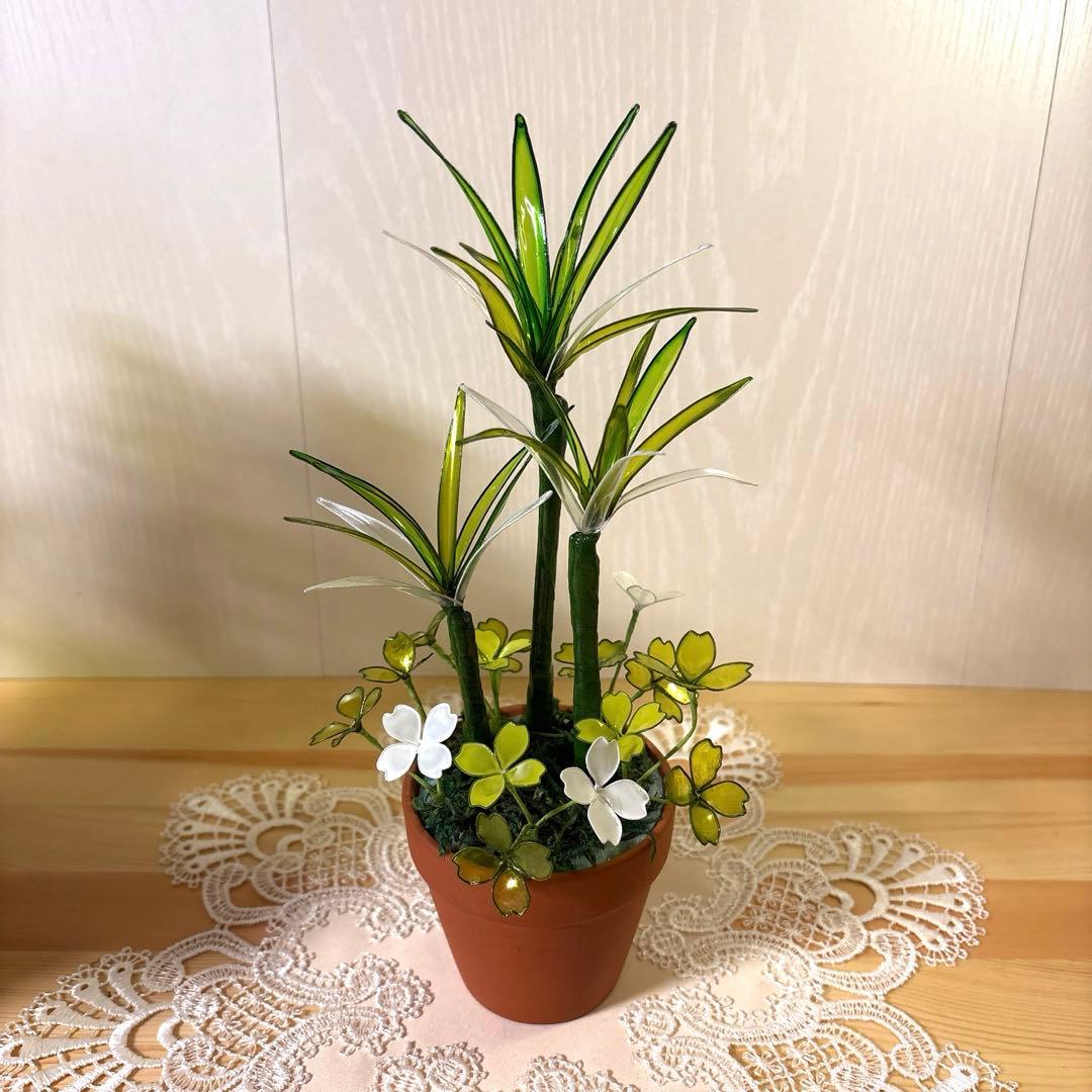 アメリカンフラワーのひまわりのアレンジ、モンステラ、ユッカ