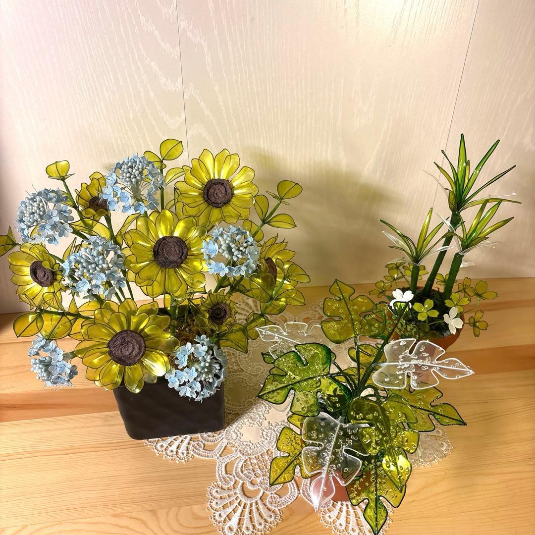 アメリカンフラワーのひまわりのアレンジ、モンステラ、ユッカ