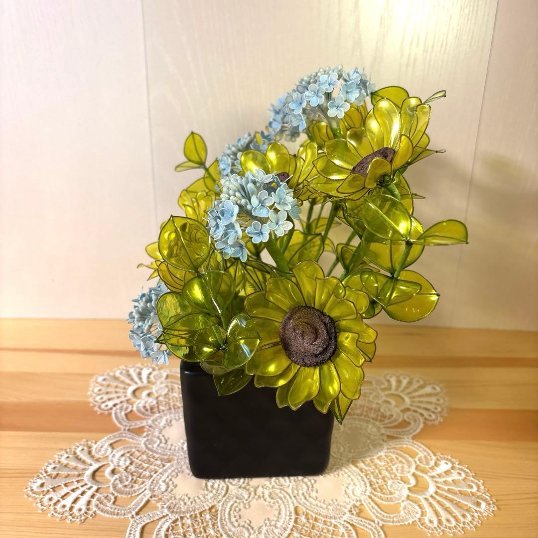 アメリカンフラワーのひまわりのアレンジ、モンステラ、ユッカ