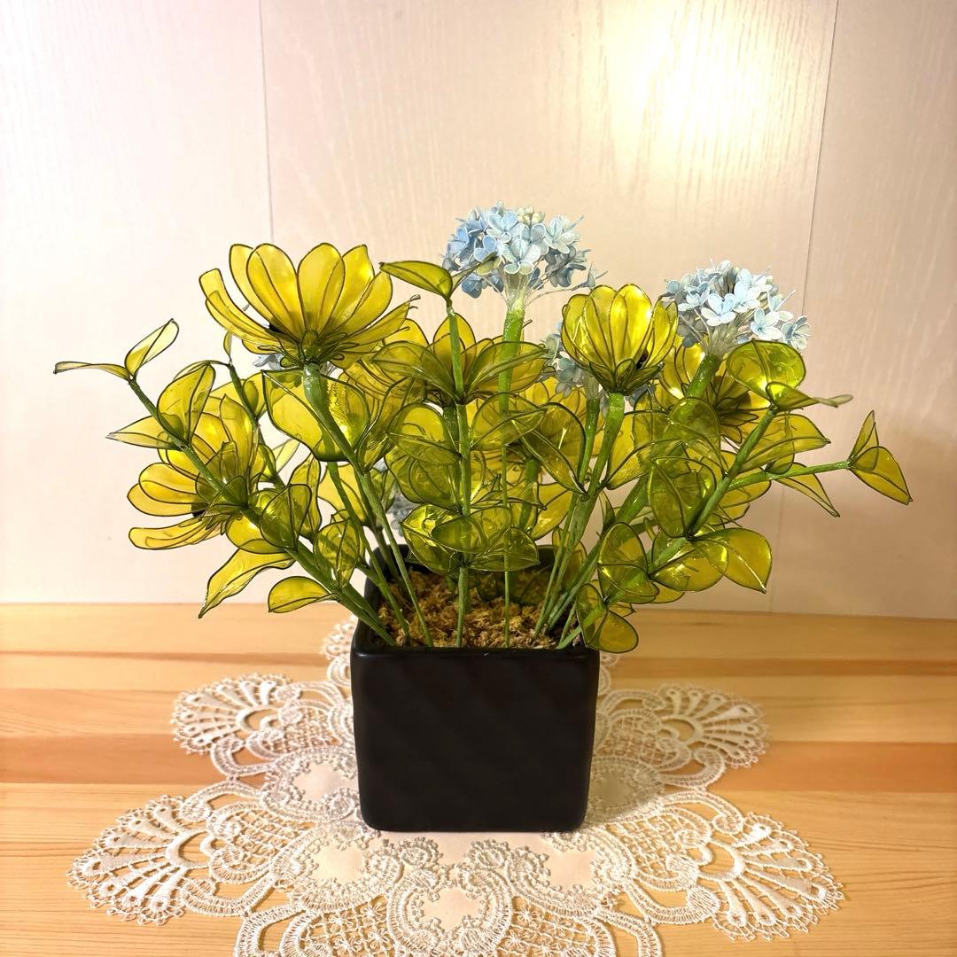 アメリカンフラワーのひまわりのアレンジ、モンステラ、ユッカ