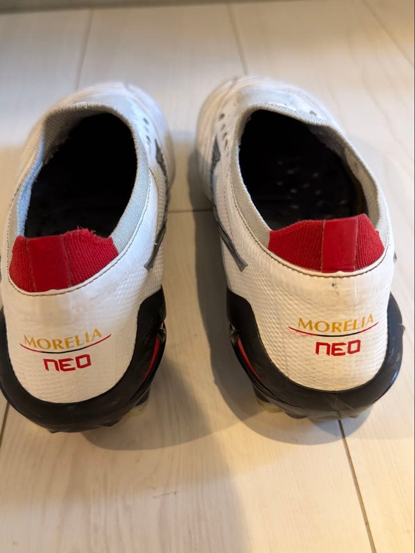 【中古】 ミズノモレリアネオ4 βJAPAN 白×黒 サッカースパイク27cm