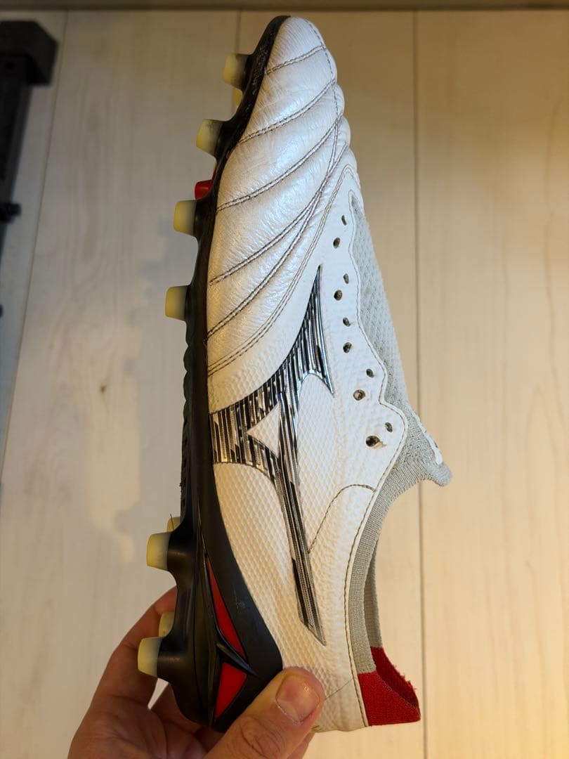 【中古】 ミズノモレリアネオ4 βJAPAN 白×黒 サッカースパイク27cm