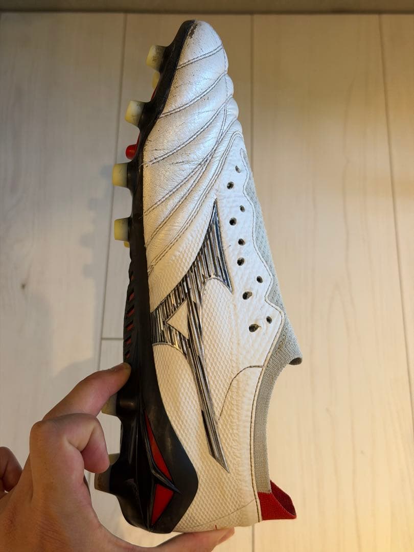 【中古】 ミズノモレリアネオ4 βJAPAN 白×黒 サッカースパイク27cm