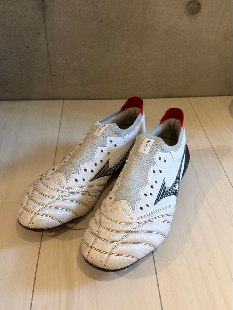 【中古】 ミズノモレリアネオ4 βJAPAN 白×黒 サッカースパイク27cm