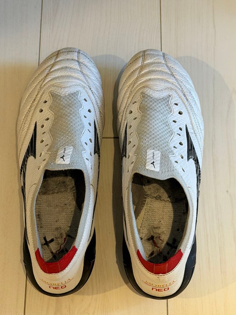【中古】 ミズノモレリアネオ4 βJAPAN 白×黒 サッカースパイク27cm