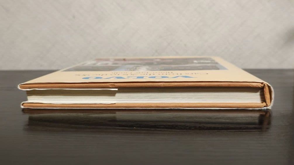 Volvo: Cars from the 20's to the 90's 洋書