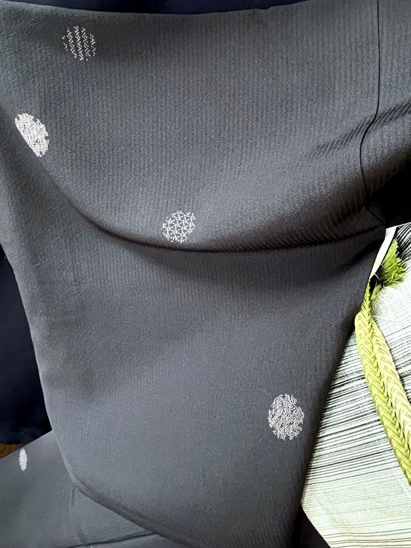 【小紋】　濃紺お召絹地に 雪輪　飛び柄　彫りと染め作家物　素敵な装い