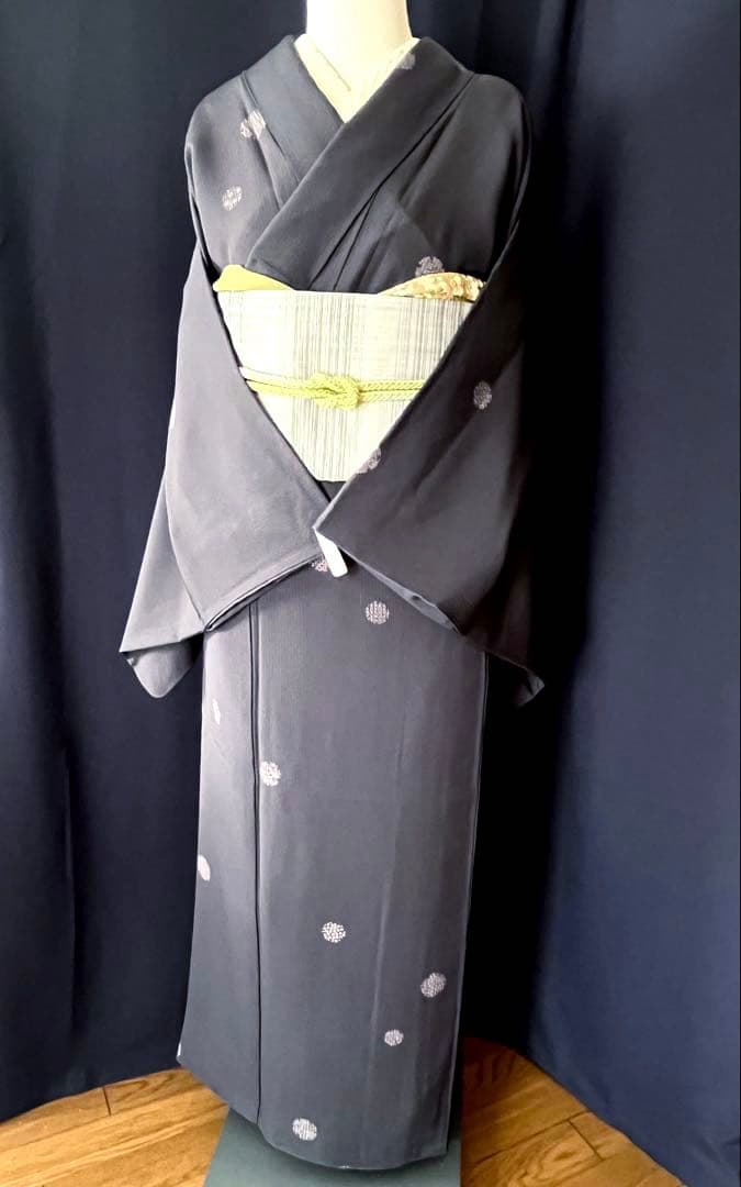 【小紋】　濃紺お召絹地に 雪輪　飛び柄　彫りと染め作家物　素敵な装い