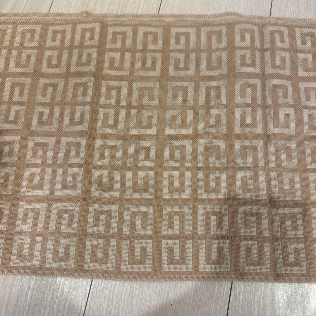 Givenchy 幾何学模様 ベージュマフラー 新品タグ付き