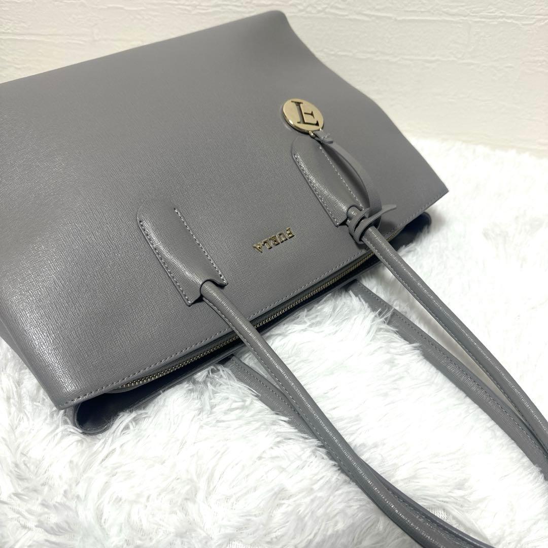 美品✨フルラ テッサ トートバッグ レザー グレー　底鋲 自立 A4 通勤 通学