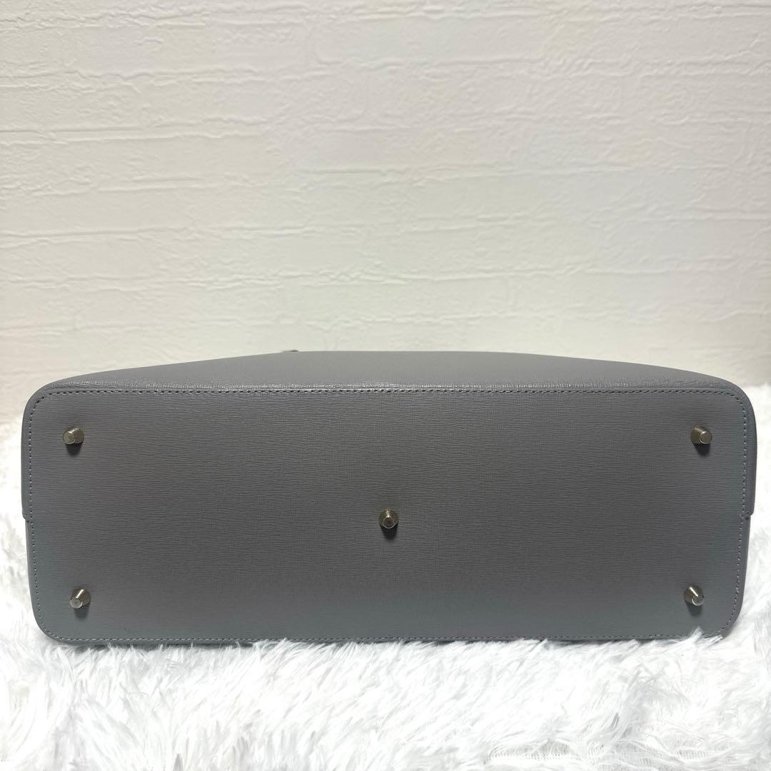 美品✨フルラ テッサ トートバッグ レザー グレー　底鋲 自立 A4 通勤 通学