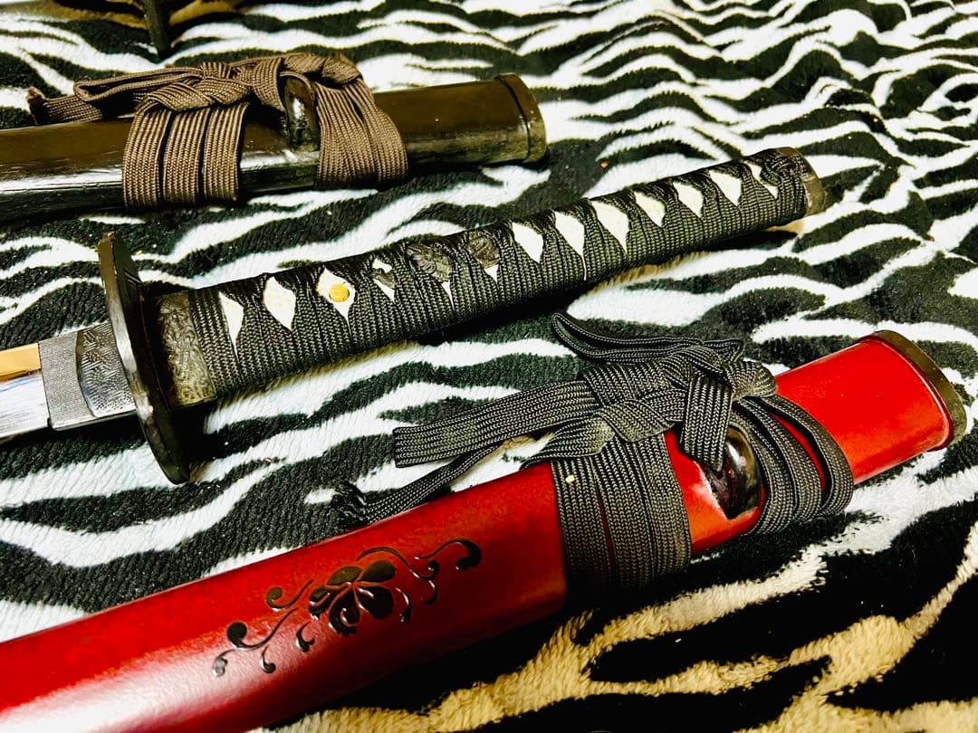 黒と赤の模造刀2本　模擬刀　武具　コスプレ　刃　刃文　コメント希望　沖縄離島不可