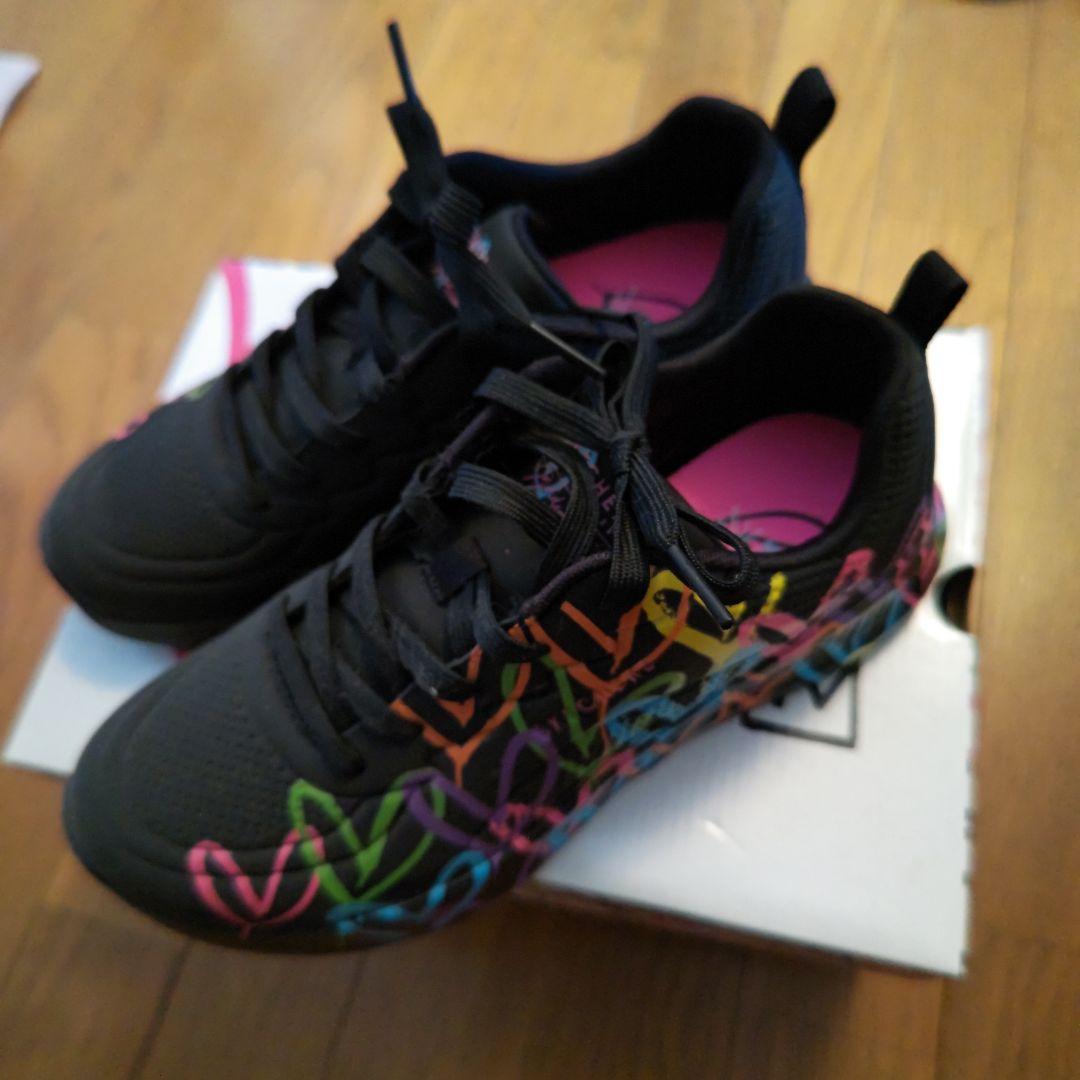 新品♥️短期出品♥スケッチャーズ♥ブラック ハート柄 スニーカー 25cm