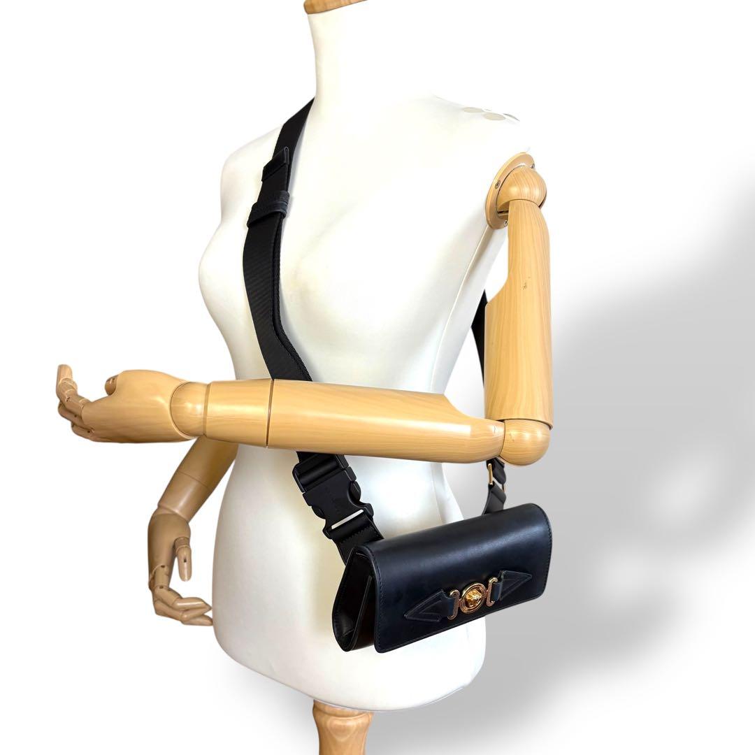 専用 ヴェルサーチェ ショルダーバッグ レザー ブラック ビギー フラップ ロゴ