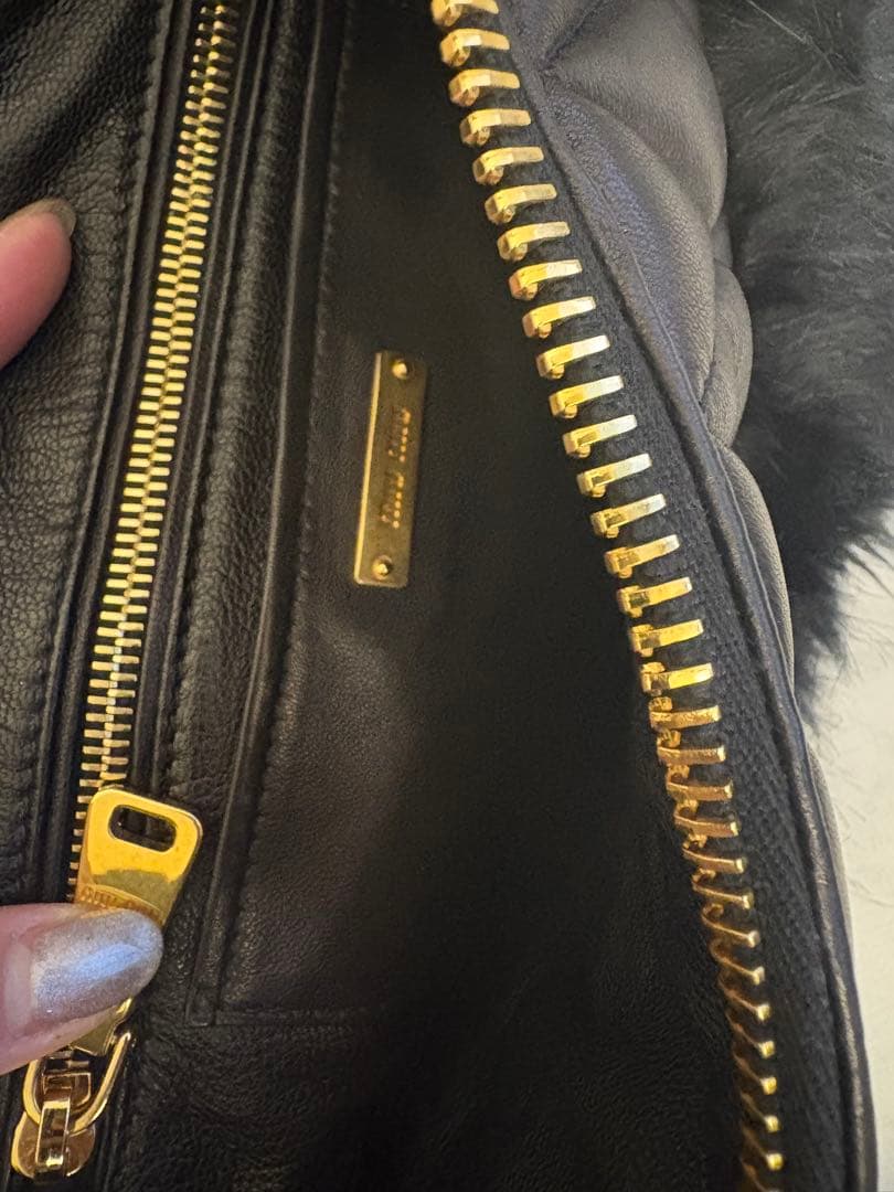 miumiuファークラッチ