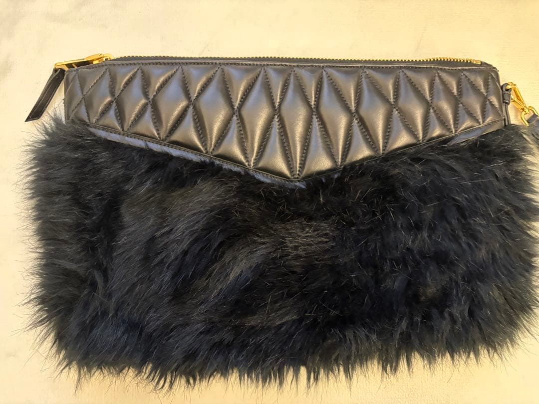 miumiuファークラッチ