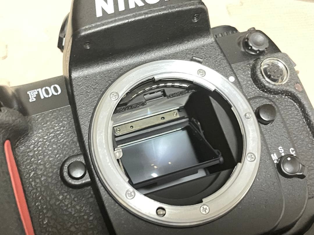 NIKON F１００ フィルムカメラ　バッテリーグリップ、ストラップ