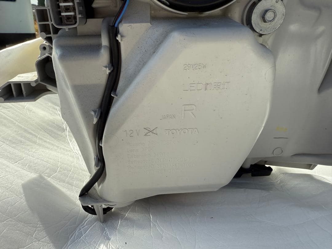 ハイエース　純正　LED ヘッドライト