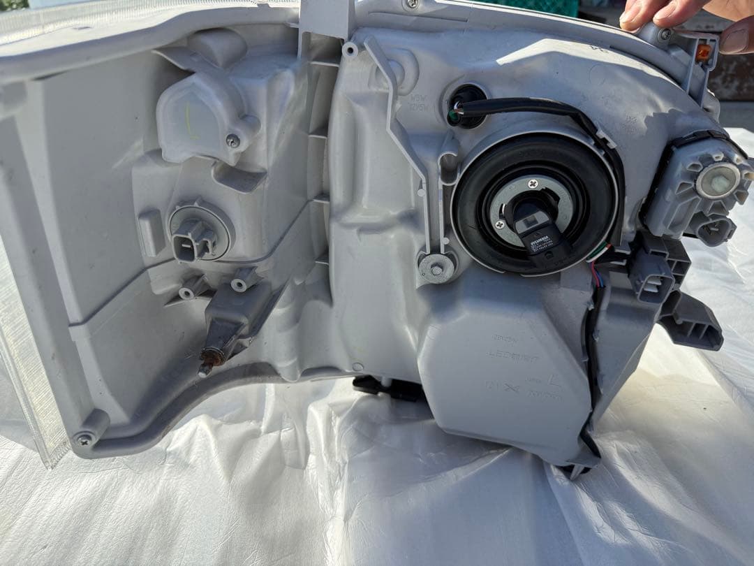 ハイエース　純正　LED ヘッドライト