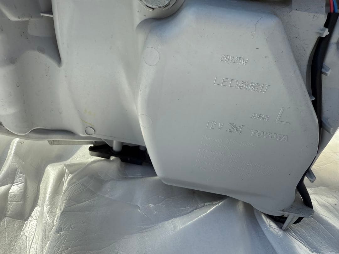 ハイエース　純正　LED ヘッドライト