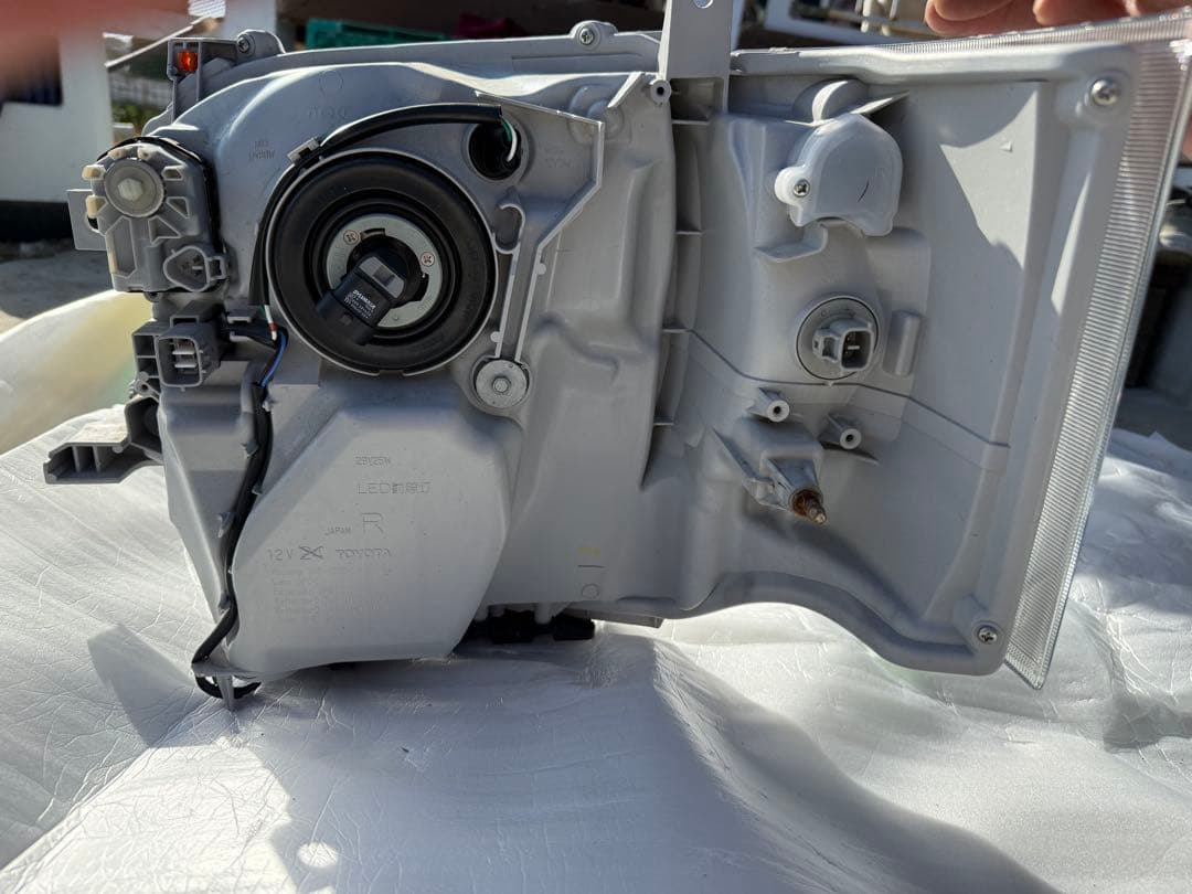 ハイエース　純正　LED ヘッドライト