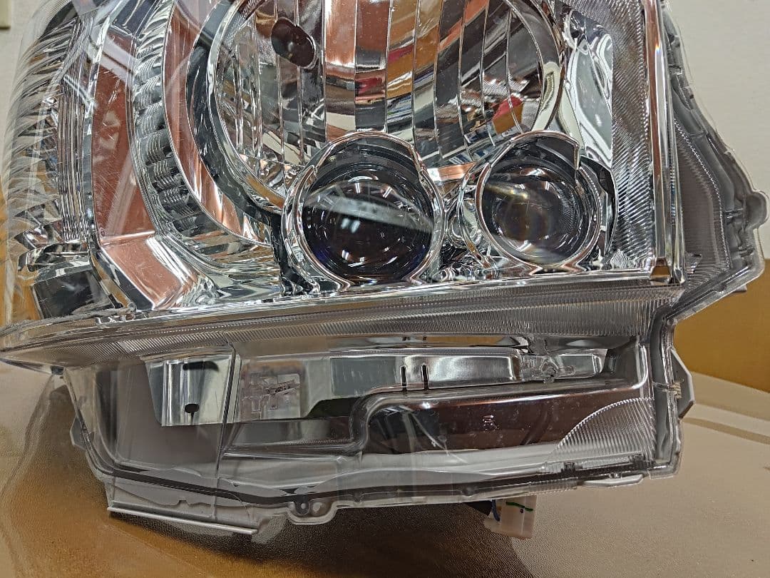 ハイエース純正LEDヘッドライト右側ジャンク　Koito26-137
