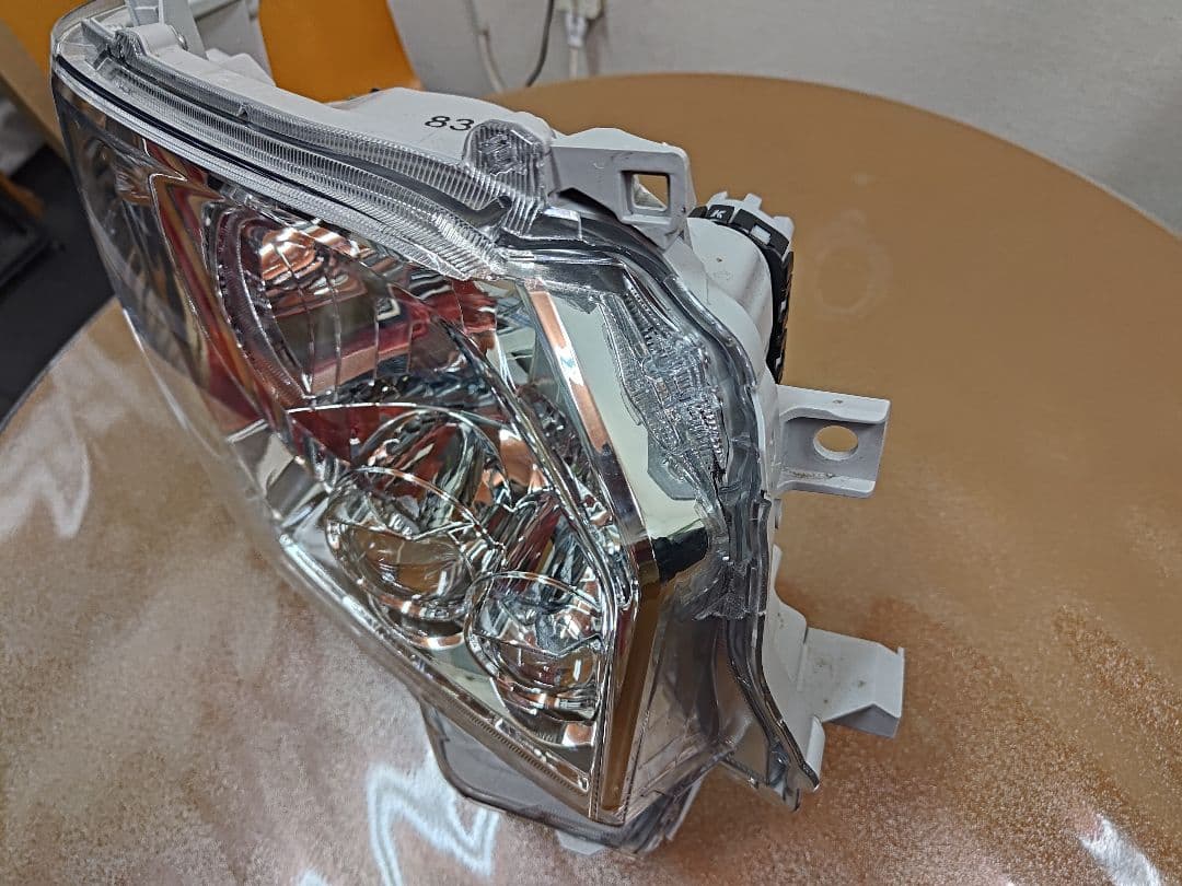 ハイエース純正LEDヘッドライト右側ジャンク　Koito26-137