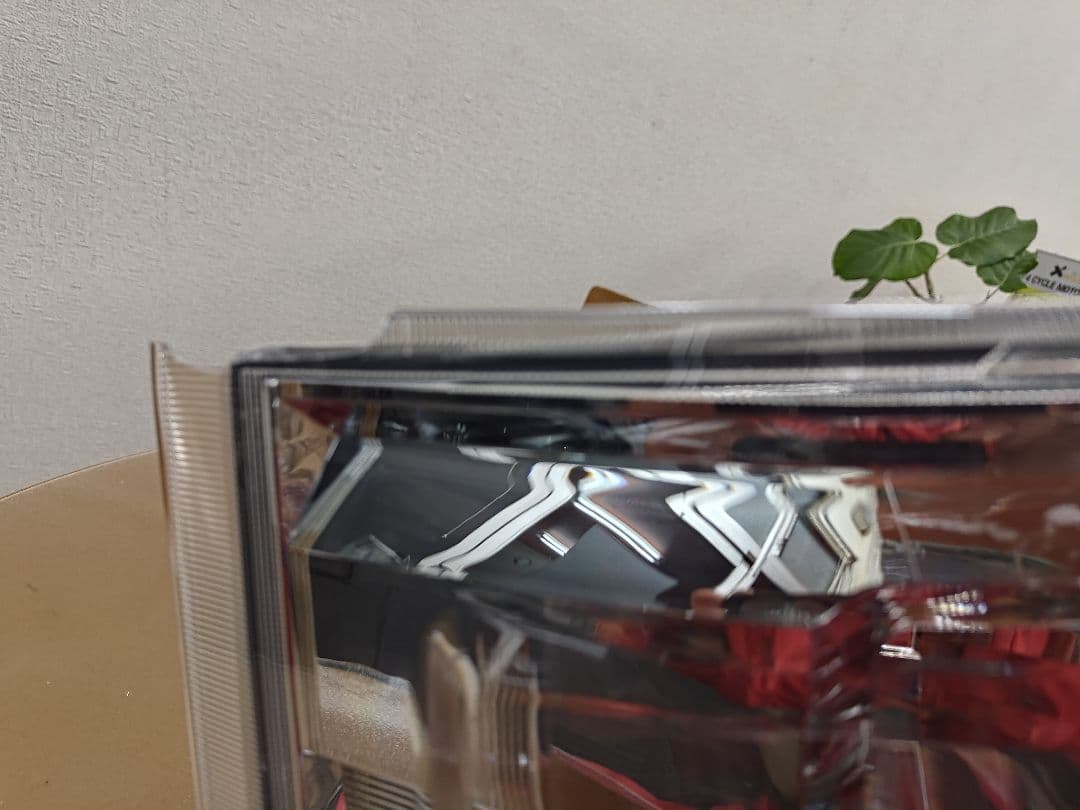 ハイエース純正LEDヘッドライト右側ジャンク　Koito26-137