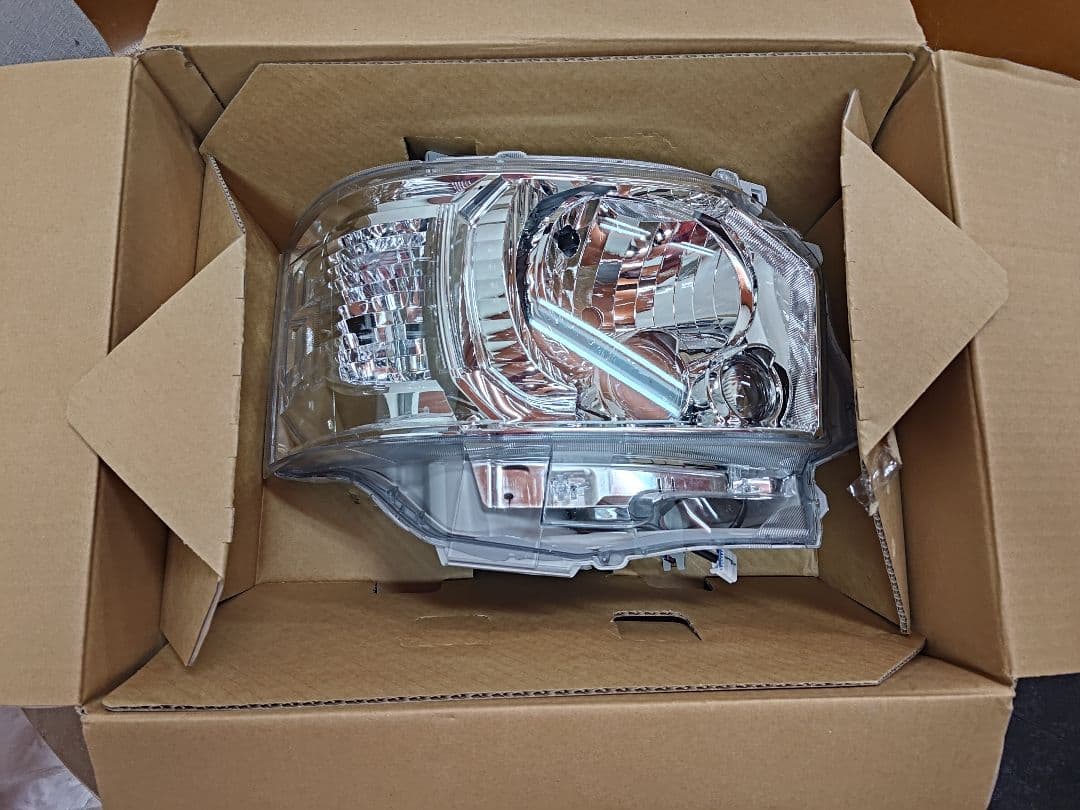 ハイエース純正LEDヘッドライト右側ジャンク　Koito26-137