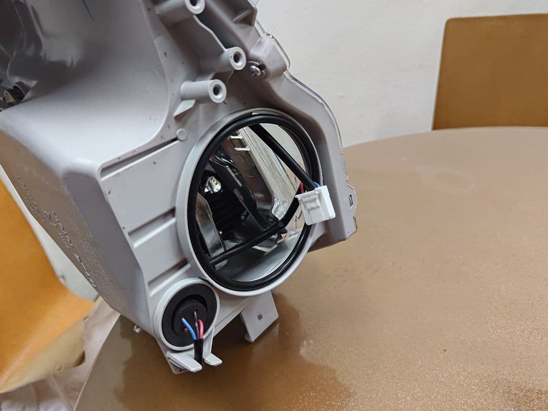 ハイエース純正LEDヘッドライト右側ジャンク　Koito26-137