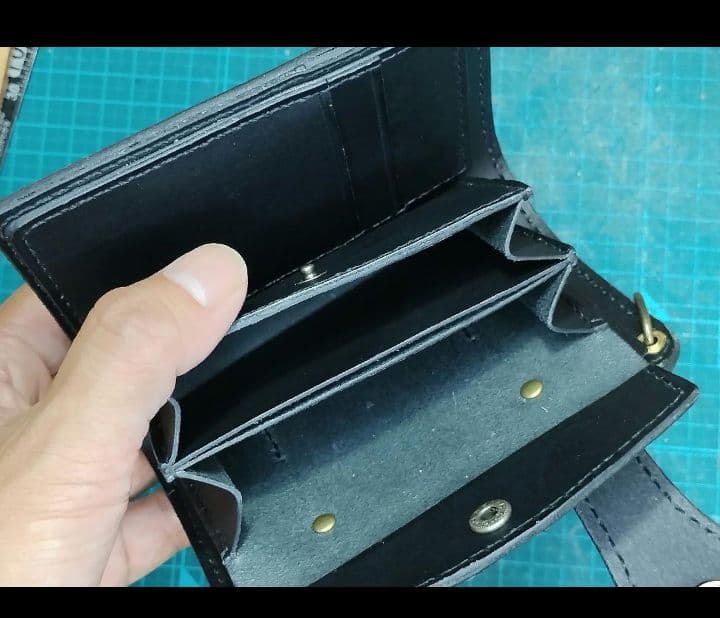 ブラックミドルウォレットMiddle Leather Wallet■留め革全縫い