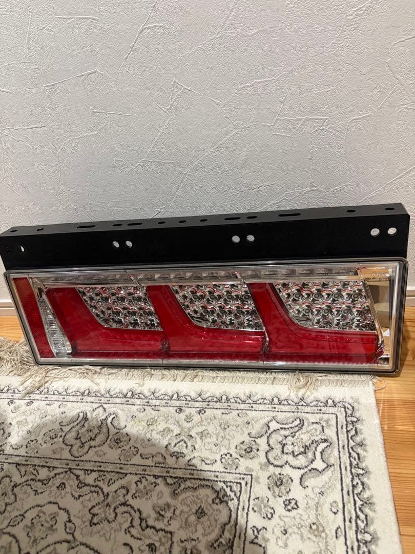 テールランプ　シーケンシャル　新車取り外し　フレ止め部位破損あり