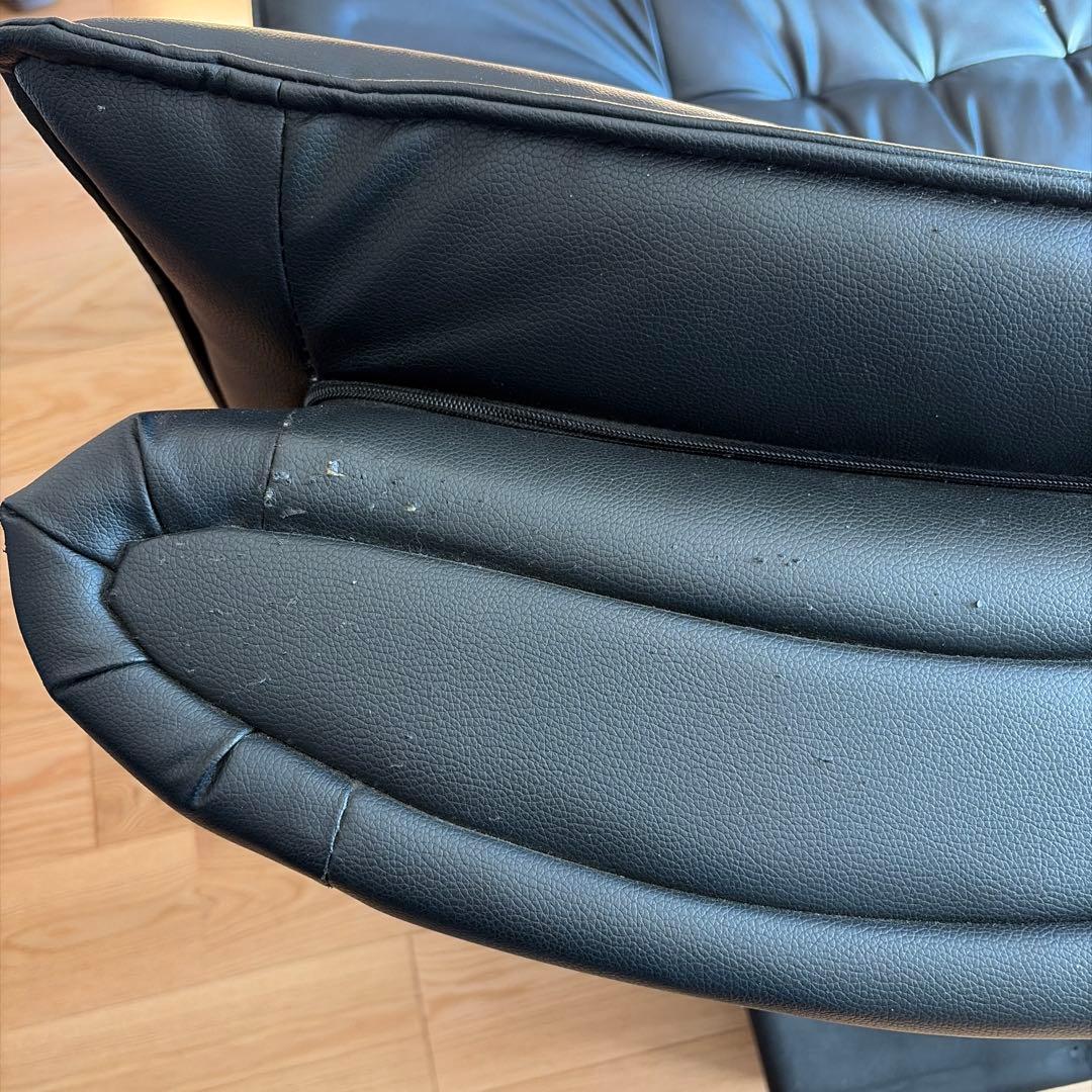 黒いクッション付き2人掛けソファ(配送料込み)