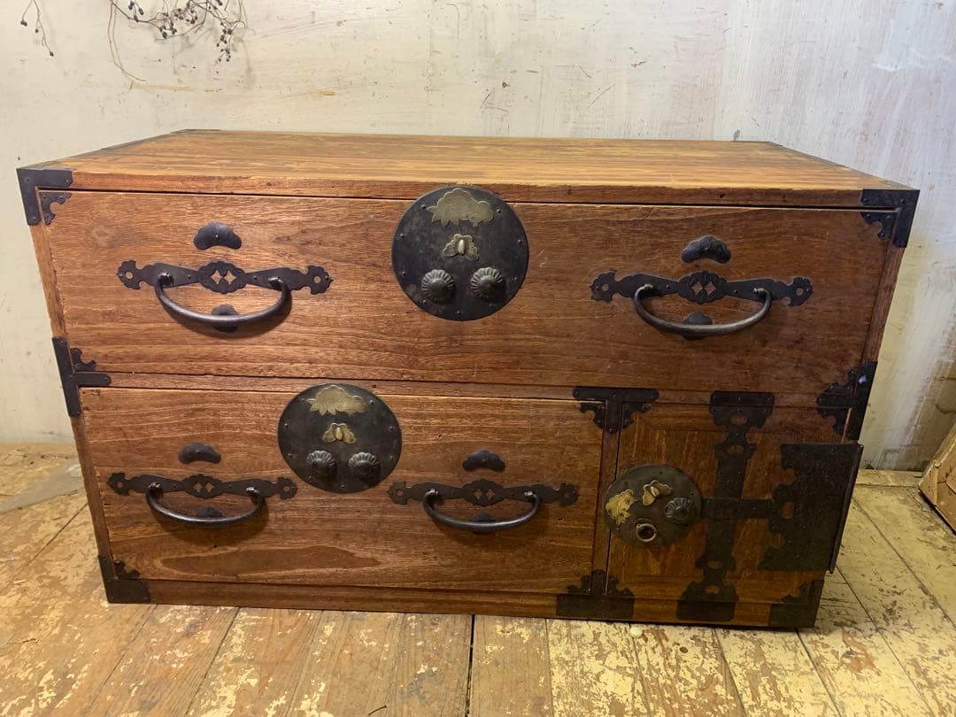 古い木味　二本松箪笥　引き出し2杯子引き出し2杯　カラクリ松竹梅蝶金具　チェスト