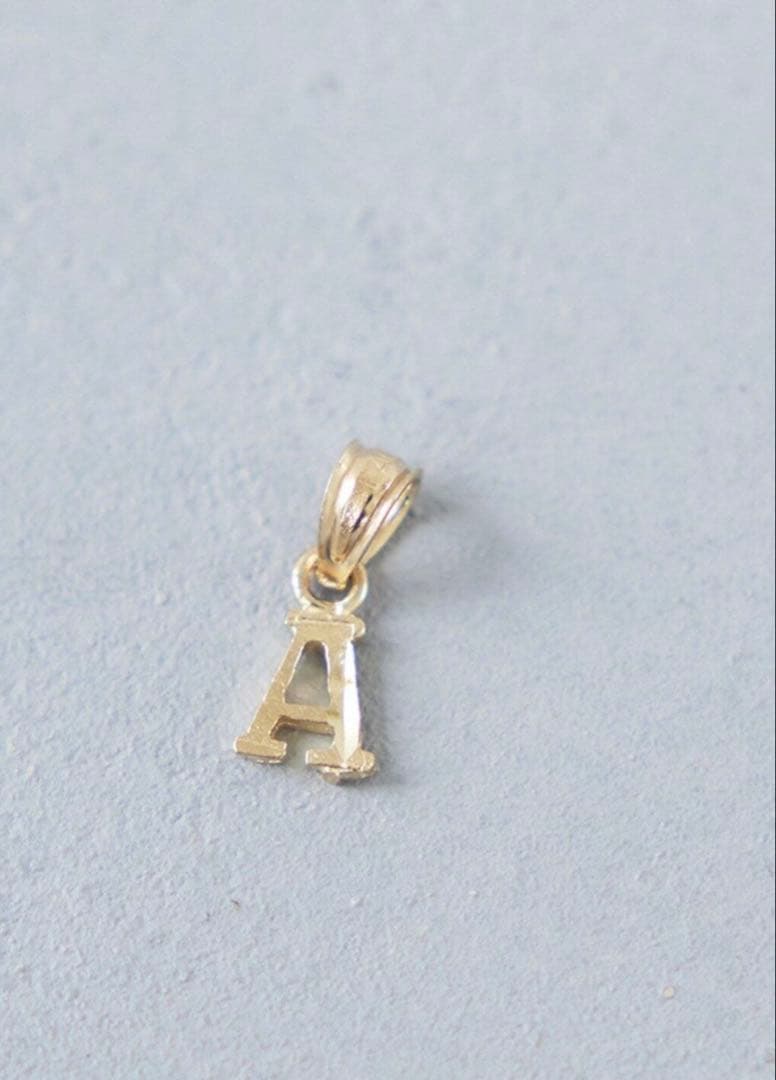 NEW TOPジュエリー　10Kゴールド イニシャルAチャーム　お値下げ！