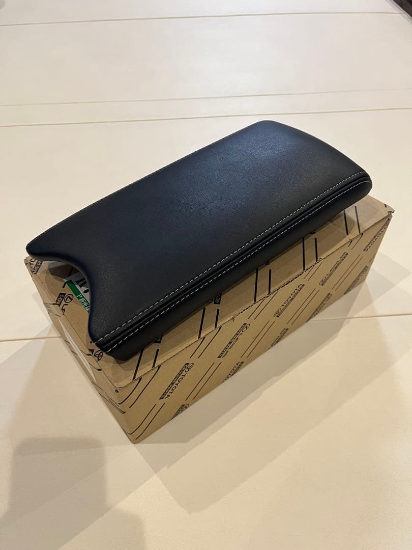 プリウス 30系　後期　純正レザーコンソールパッド　中古品