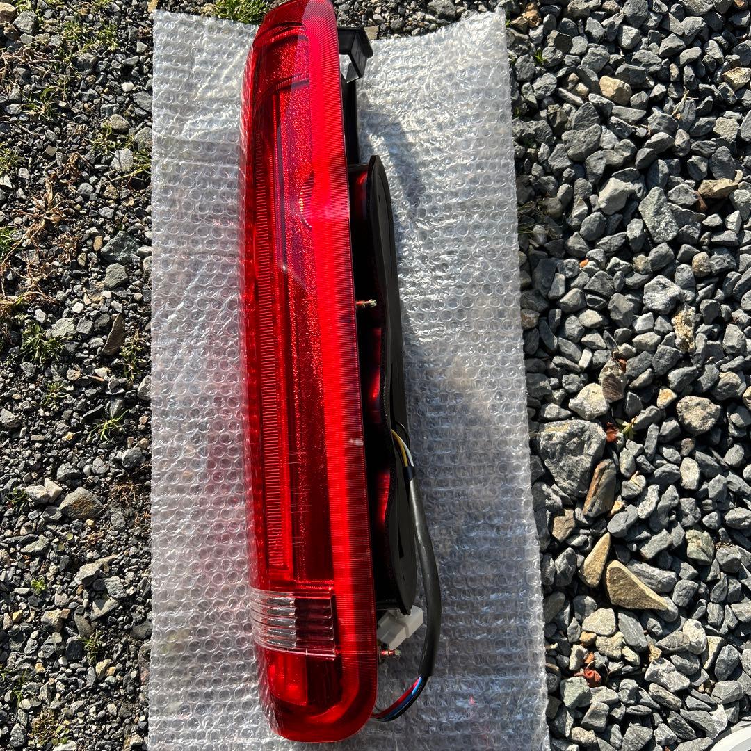 200系ハイエース　社外テールランプ　中古　右側
