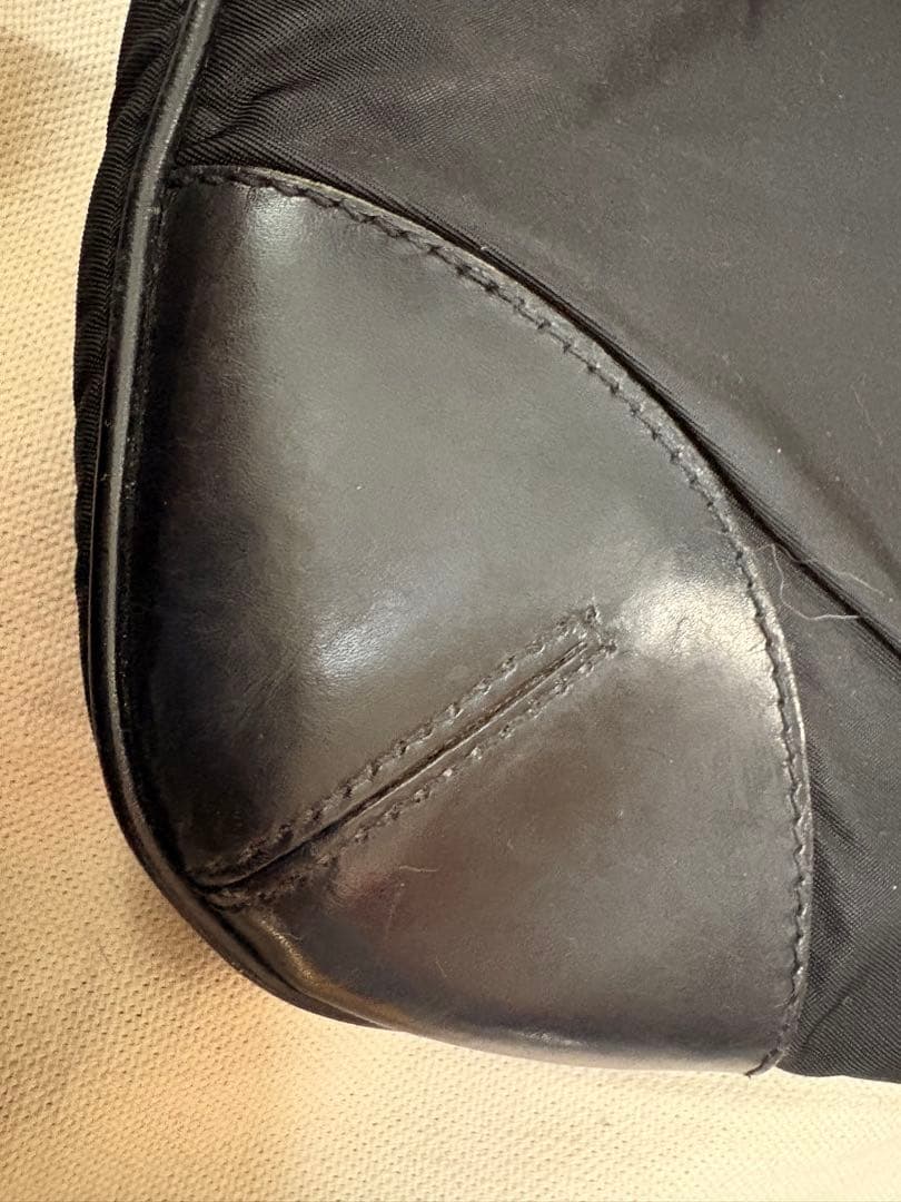 訳あり プラダ ショルダーバッグ 斜め掛け 三角ロゴ マチ有り ブラック