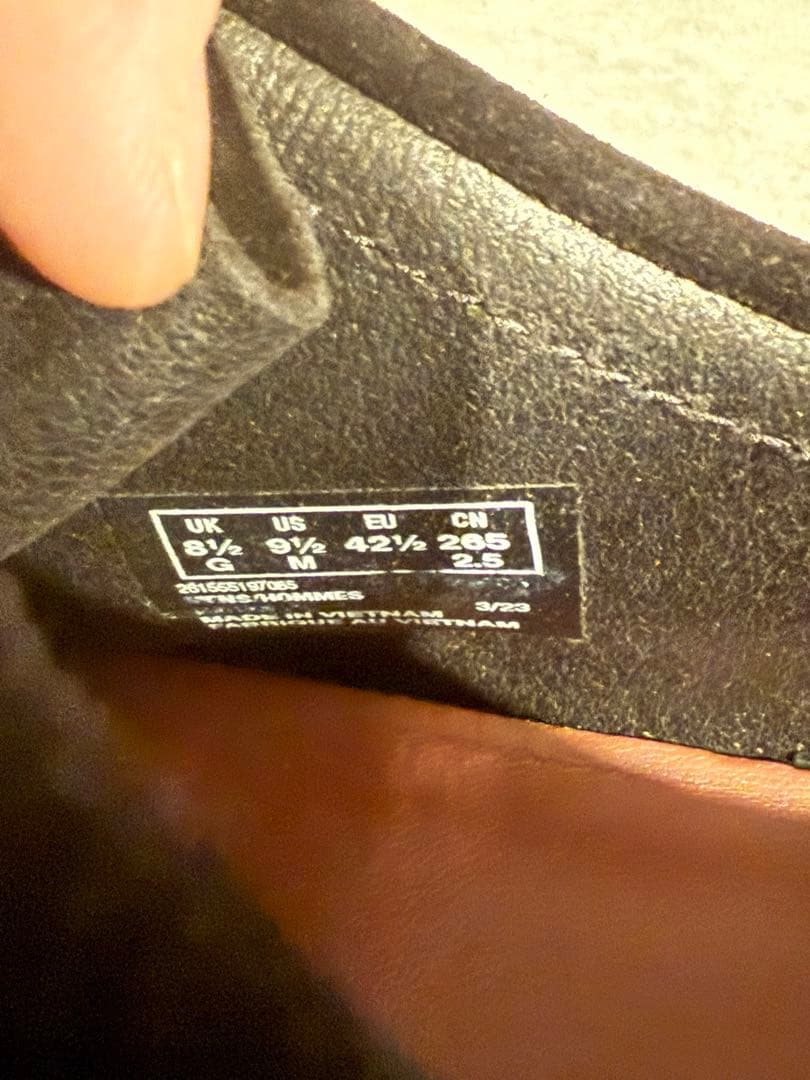 動物タワー美品　クラークス　ワラビー　黒スエード