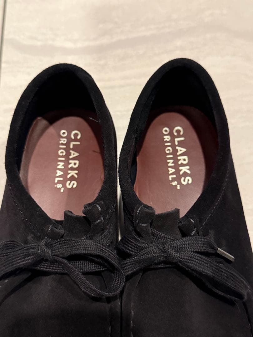 動物タワー美品　クラークス　ワラビー　黒スエード