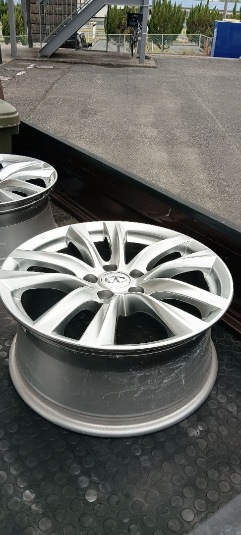 インフィニティ 18インチホイール シルバー新車外し、４本セット