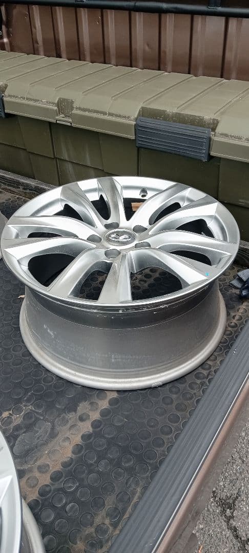 インフィニティ 18インチホイール シルバー新車外し、４本セット