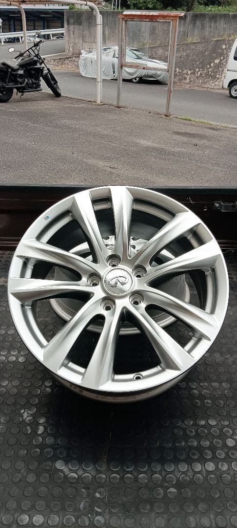 インフィニティ 18インチホイール シルバー新車外し、４本セット