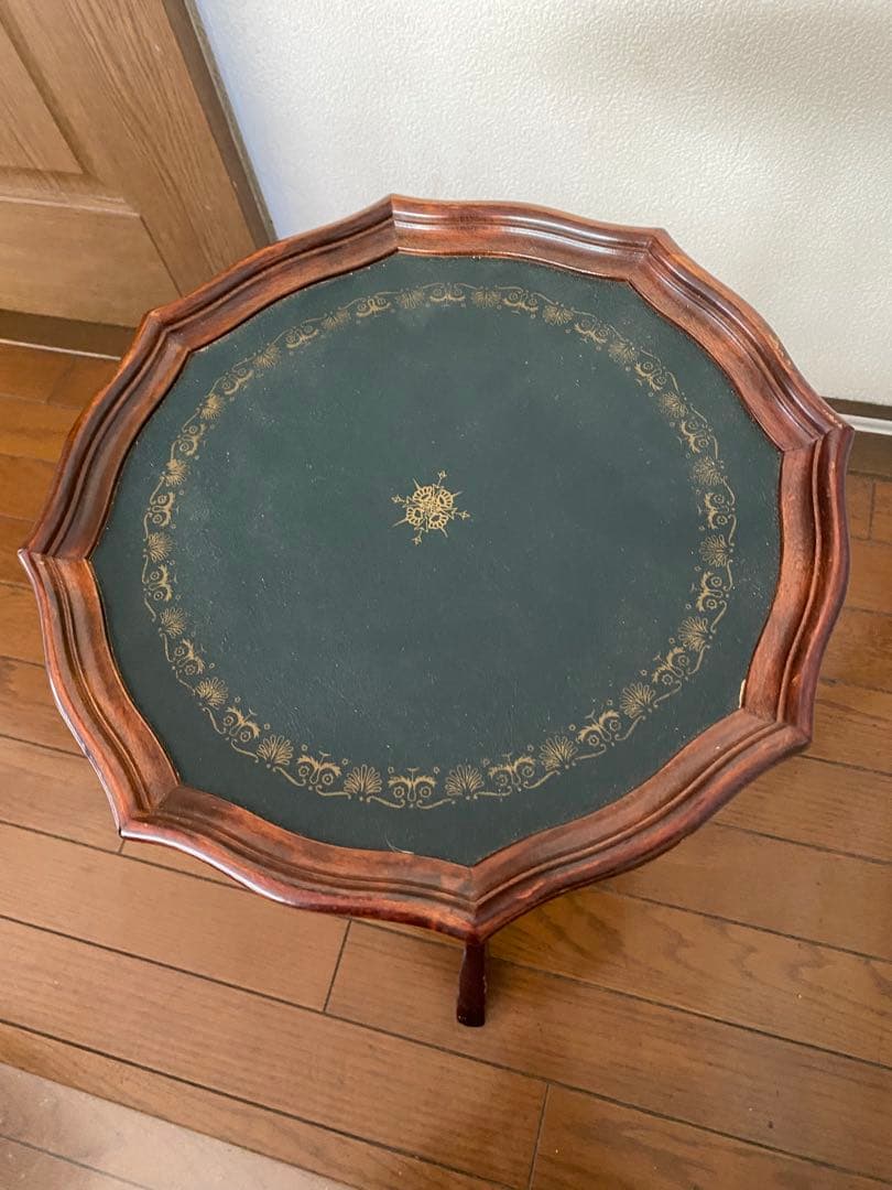 八角形の木製テーブル