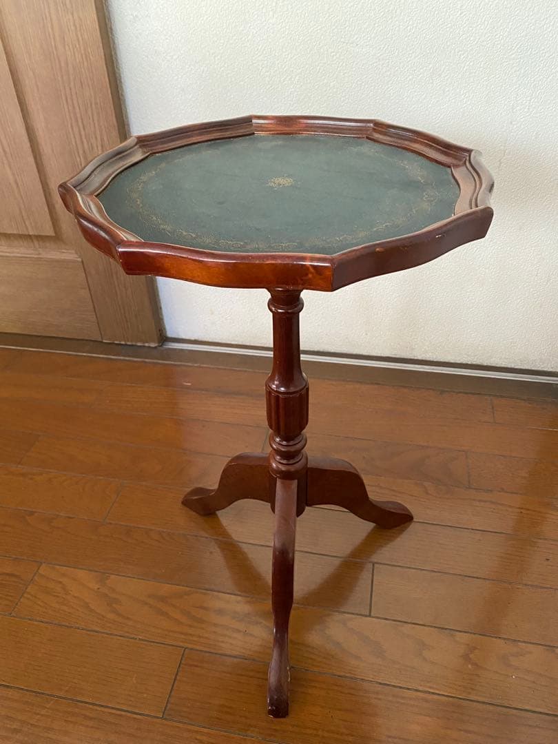 八角形の木製テーブル