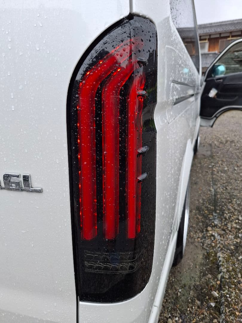 ハイエース スモークテールランプ シーケンシャルタイプ