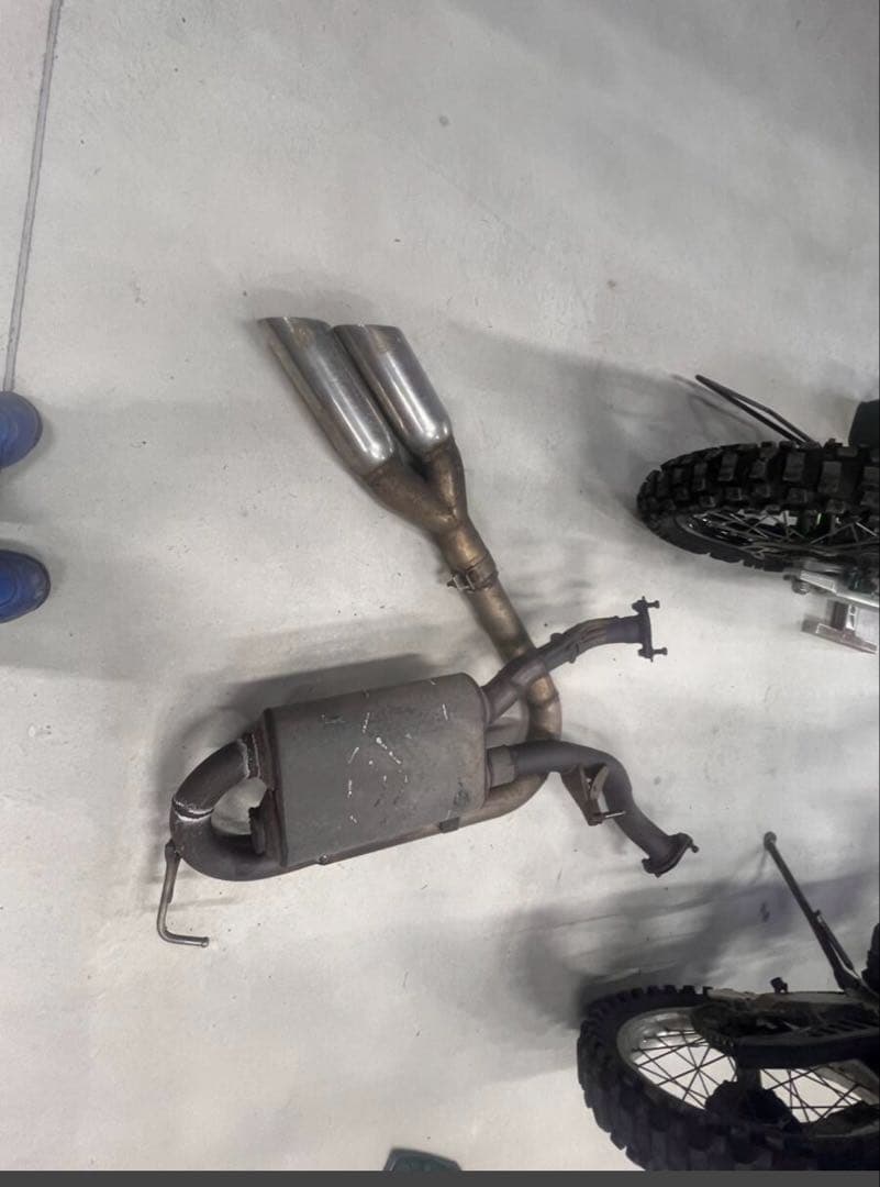 ランクル200、前期サイド出しマフラー