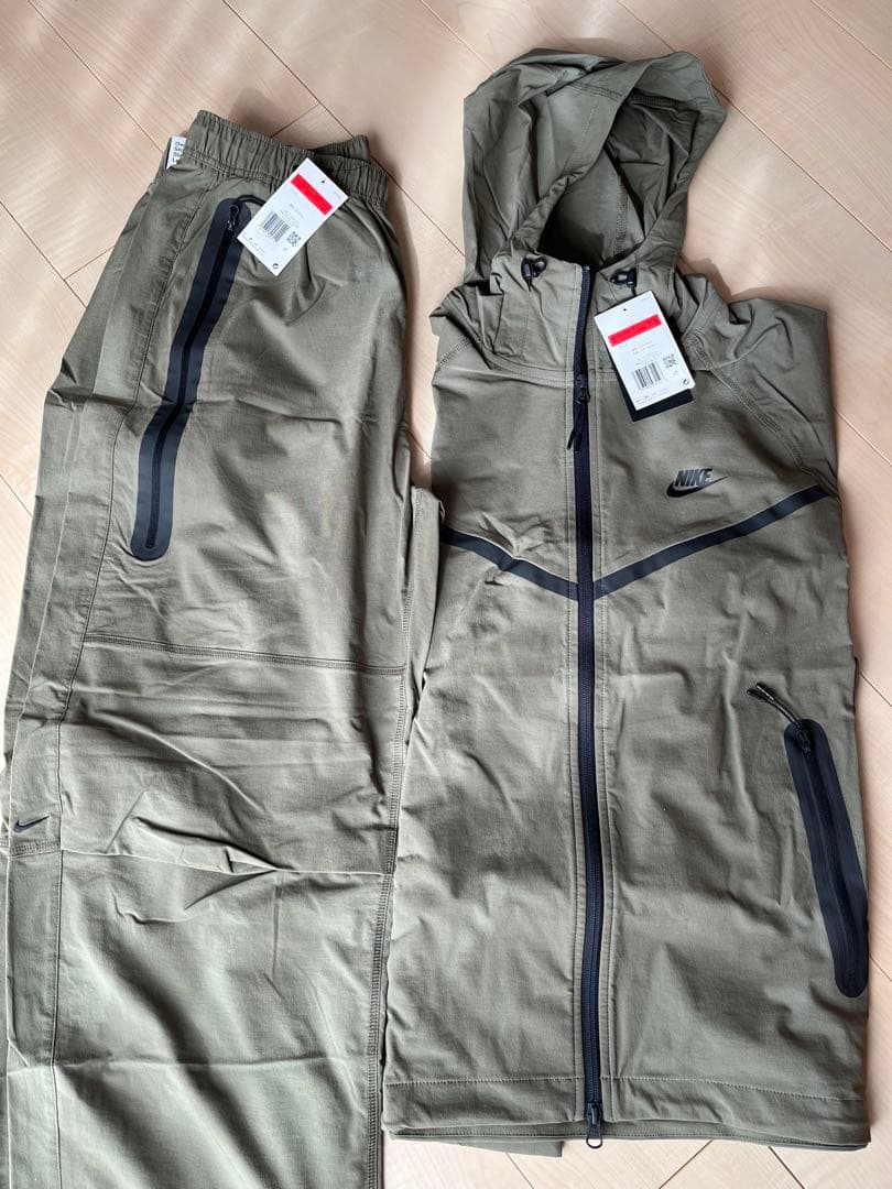 新品　正規品　NIKE ナイロン　上下セット　カーキ