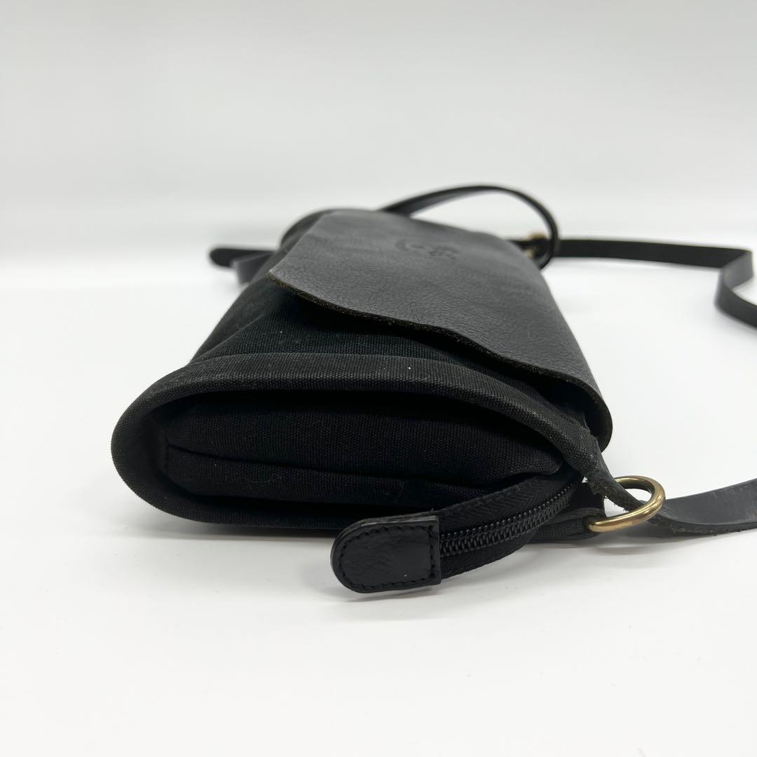 美品✨イルビゾンテ　ショルダーバッグ　レザー　ブラック　筒型　フラップ　型押し