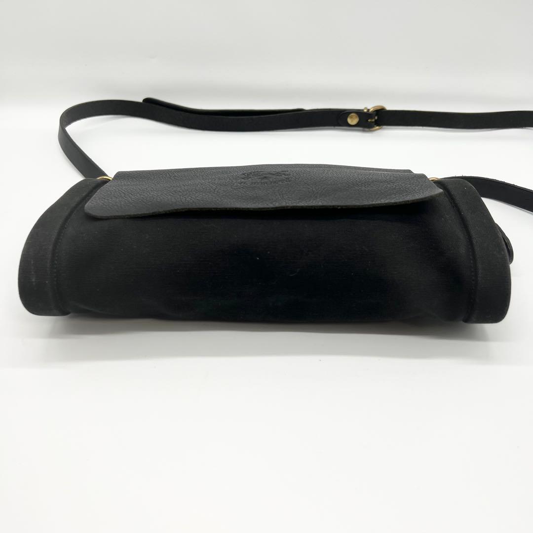 美品✨イルビゾンテ　ショルダーバッグ　レザー　ブラック　筒型　フラップ　型押し